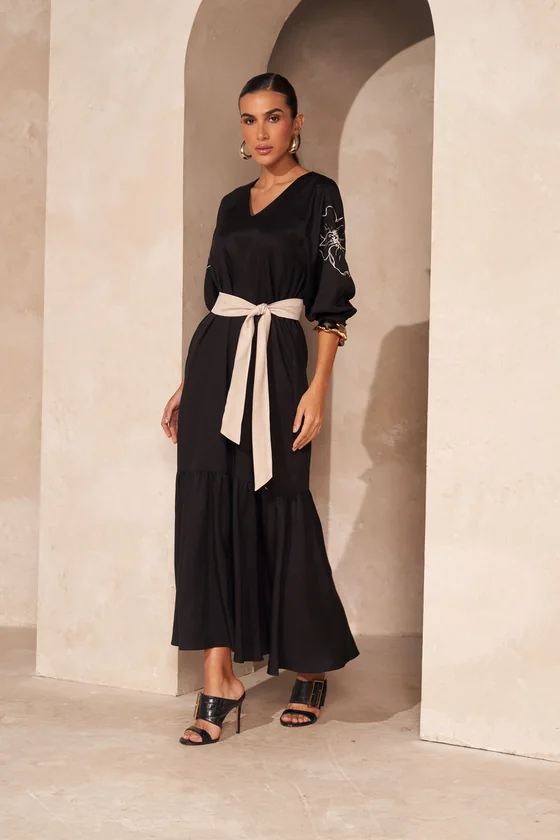 Modelo com vestido e detalhes em preto